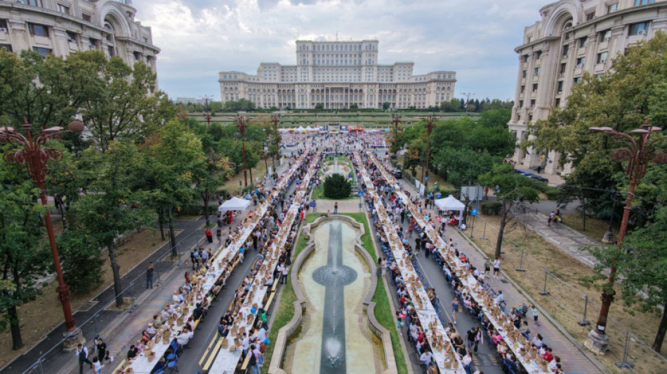 Bucarest entra nel Guinness con tavolata-record di 5 chilometri