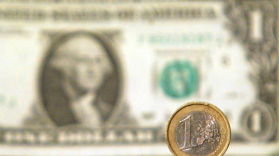L'euro è in lieve calo sul dollaro a quota 1,1569