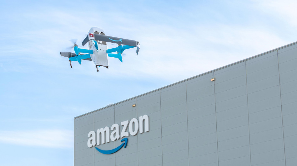 Amazon potenzia le consegne con i droni e punta a un milione di ordini