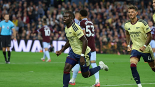 Sem brilho, Arsenal vence Aston Villa e se mant&eacute;m 100% no Ingl&ecirc;s