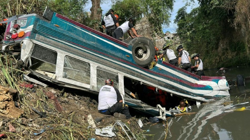 Al menos 55 muertos al caer por un barranco un autob&uacute;s en Guatemala