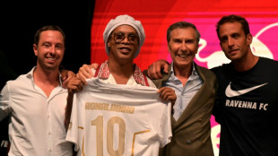Ronaldinho retorna ao futebol na 3&ordf; divis&atilde;o italiana em busca do gol 300