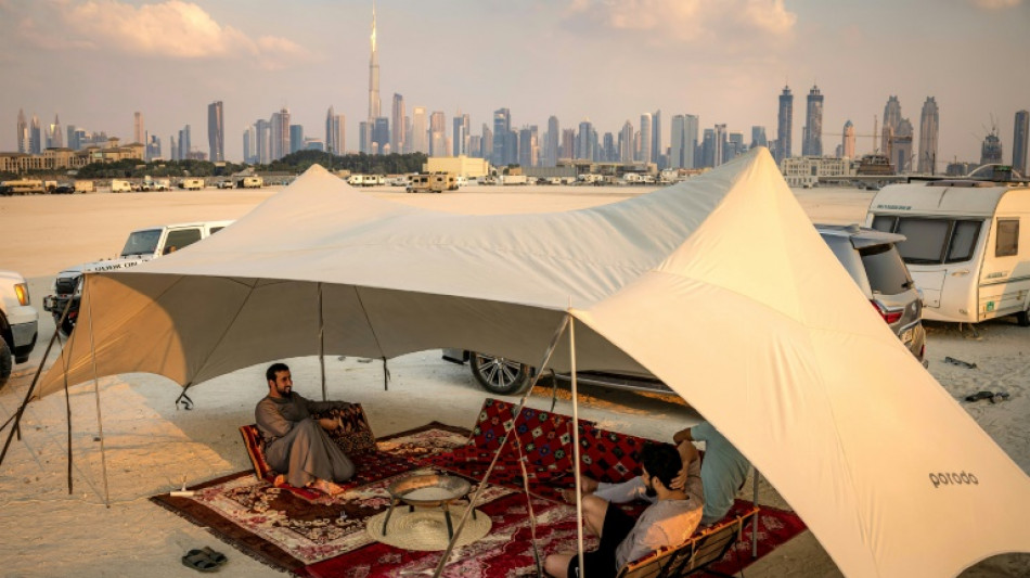 Cansados de tanto rascacielo, los dubait&iacute;es defienden la tradici&oacute;n de hacer vida a ras de suelo