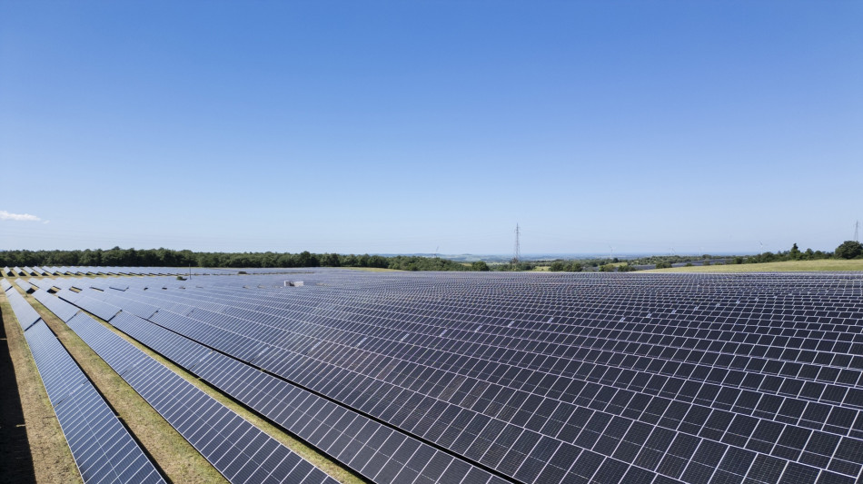 Consumi elettrici +2% nel 2024, record copertura rinnovabili