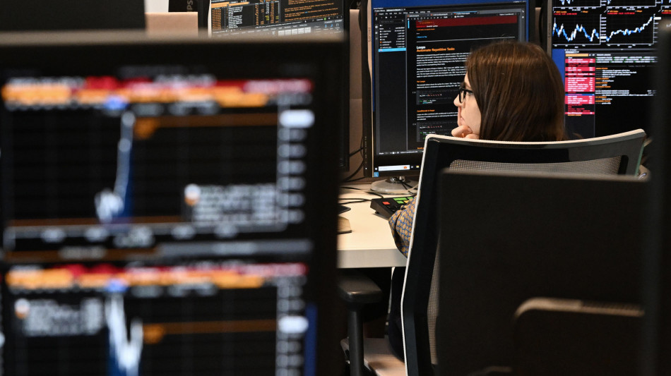 Borsa: Milano gira in rialzo, crolla Bff Bank