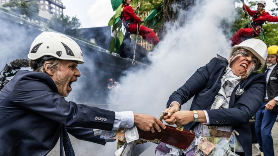 Des milliers de manifestants pour le climat dans un quartier d'affaires &agrave; Amsterdam
