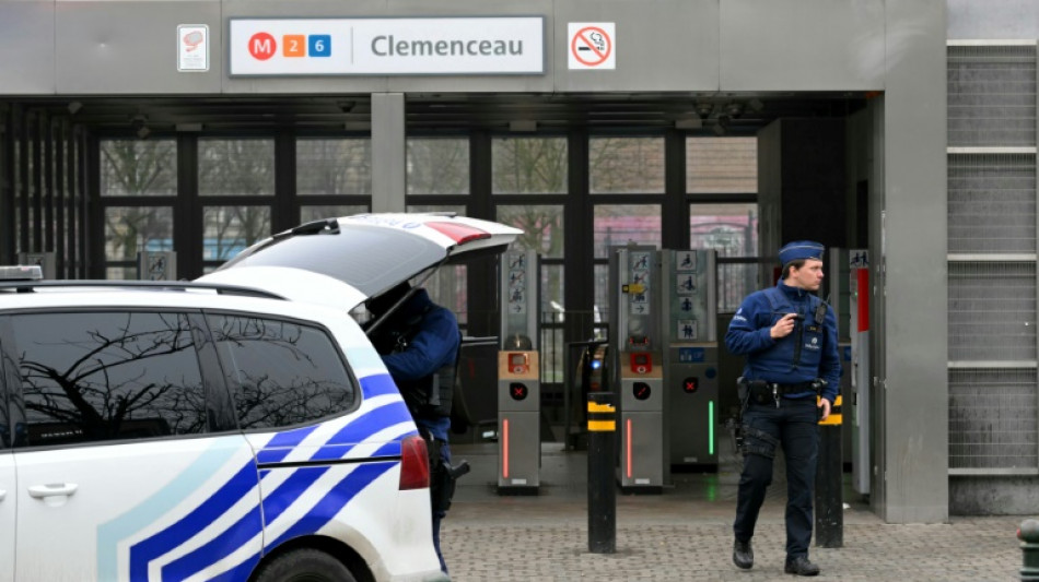 La polic&iacute;a de Bruselas busca a hombres armados por disparos fuera de una estaci&oacute;n del Metro