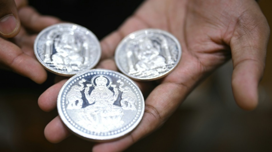 La plata toca un m&aacute;ximo en d&eacute;cadas a medida que la fiebre por el oro cede