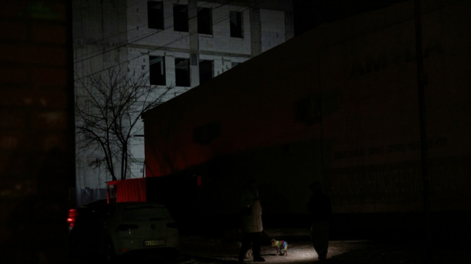 Ukraine: en banlieue de Kiev, le nouvel an au rythme des coupures de courant