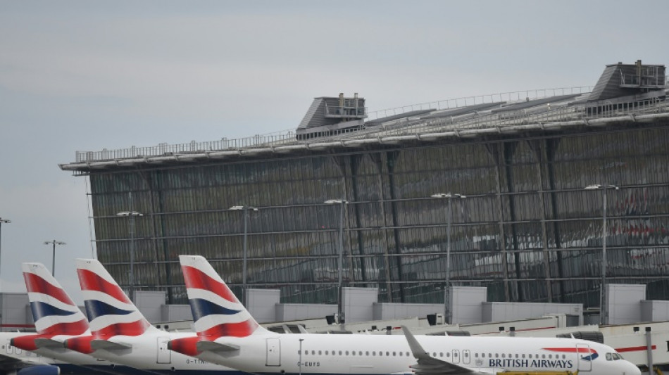 Heathrow reanudar&aacute; algunos vuelos el viernes tras un incendio que perturb&oacute; tr&aacute;fico a&eacute;reo mundial