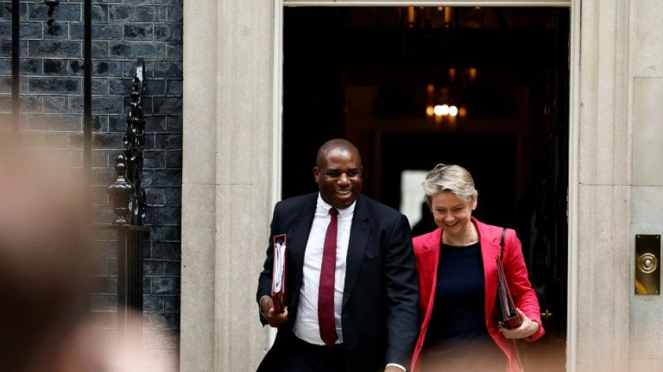 Gro&szlig;britanniens Regierungschef Starmer bildet Kabinett um