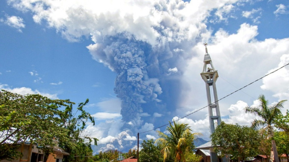 Un volc&aacute;n en Indonesia expele una enorme columna de ceniza