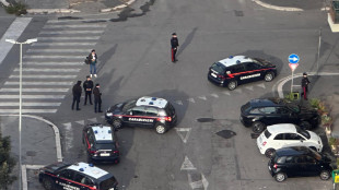 Una ragazza denuncia, 'mi hanno violentata fuori dalla metro a Roma'