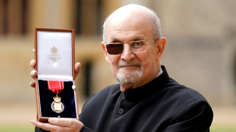 Rushdie publicar&aacute; un libro sobre su ataque con cuchillo en 2024