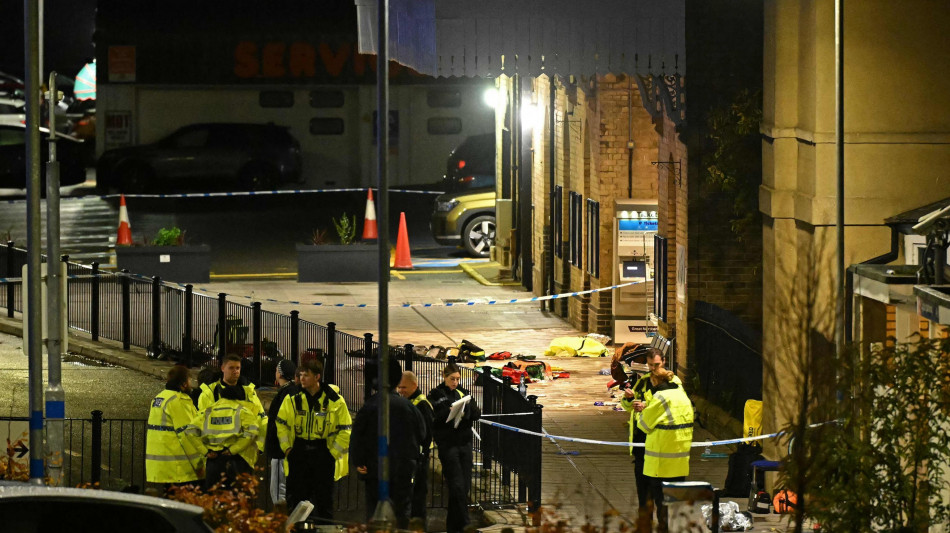 Gravi 9 dei 10 feriti in assalto al treno in Gb
