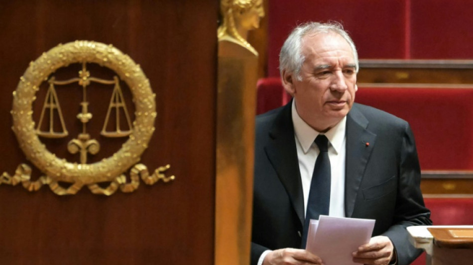 Budgets : les socialistes &eacute;cartent la censure, Bayrou d&eacute;gaine ses premiers 49.3