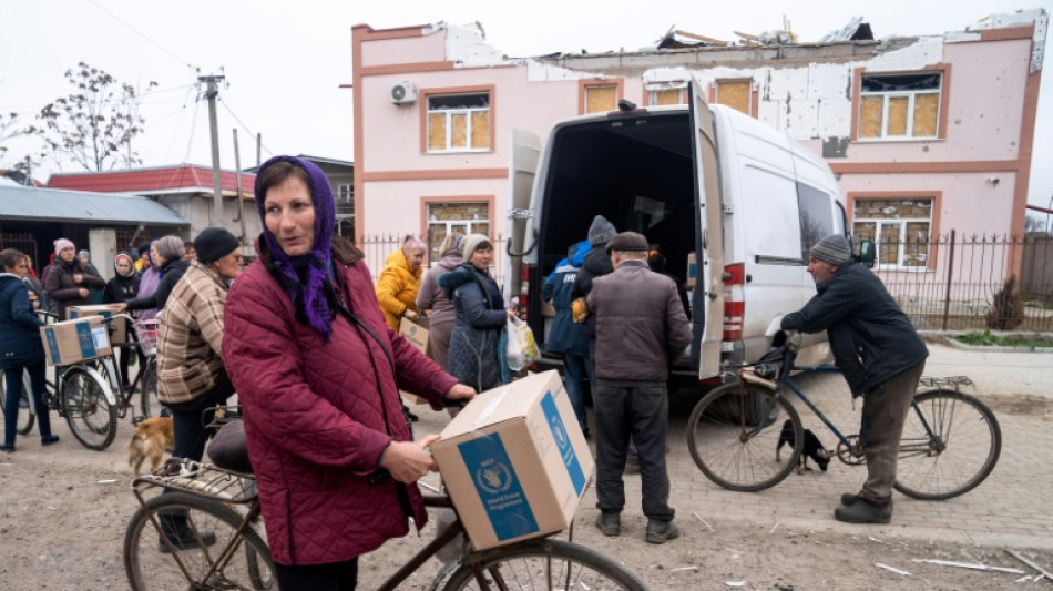 Ukraine: les "larmes de bonheur" de villageois lib&eacute;r&eacute;s pr&egrave;s de Kherson