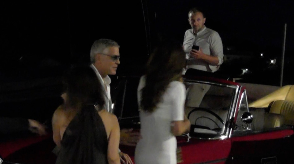 George e Amal Clooney in vacanza a Capri, immortalati su un taxi scoperto