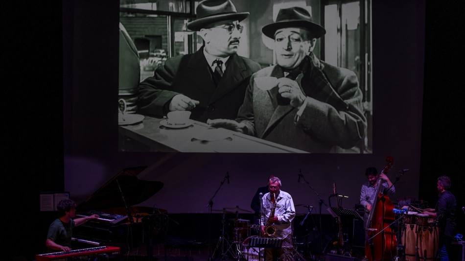 Omaggio alle colonne sonore dei film di Tot&ograve; dal sassofonista Daniele Sepe