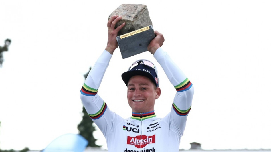 Paris-Roubaix: seul au monde, Van der Poel entre dans la l&eacute;gende