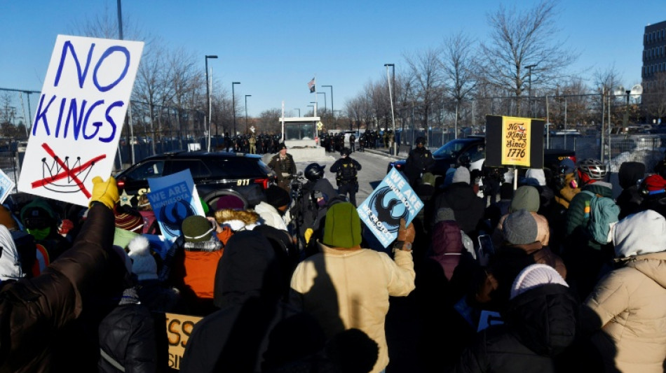 Milhares de pessoas marcham em Minneapolis contra opera&ccedil;&otilde;es anti-imigra&ccedil;&atilde;o nos EUA