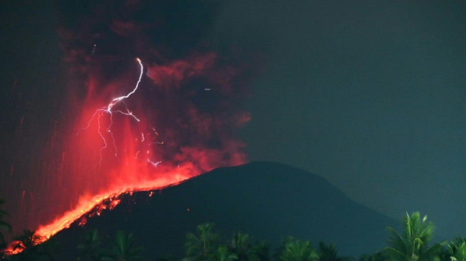 El volc&aacute;n Ibu de Indonesia entra de nuevo en erupci&oacute;n 