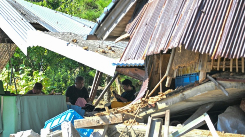 Calor dificulta tarefas de resgate ap&oacute;s terremoto que matou 34 pessoas no Jap&atilde;o