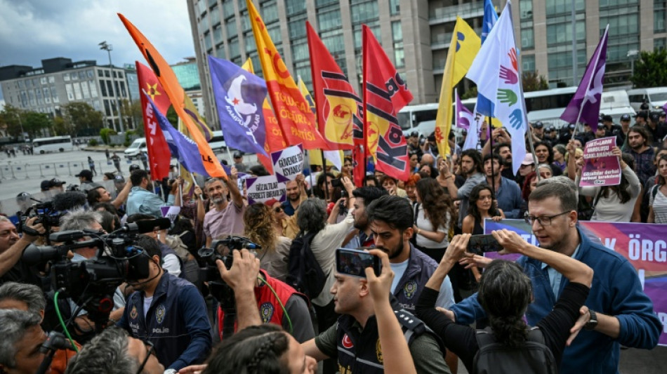 Dutzende Festnahmen bei Protest gegen Razzien bei t&uuml;rkischen LGBTQ-Aktivisten
