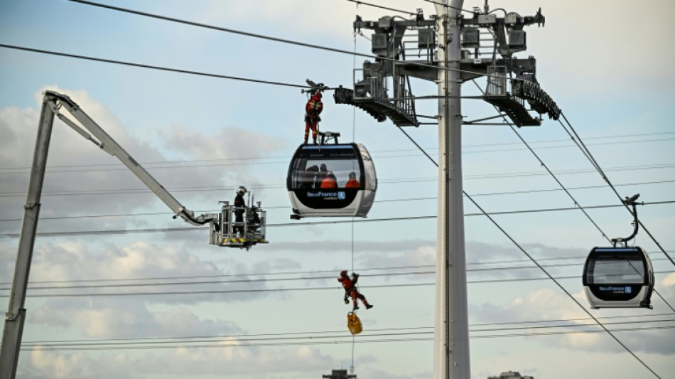 Sur le premier téléphérique d'Île-de-France, exercice d'évacuation grandeur nature