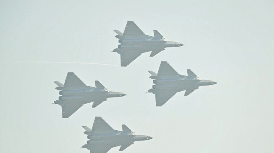 Des avions de chasse ouvrent le plus grand salon a&eacute;rien de Chine