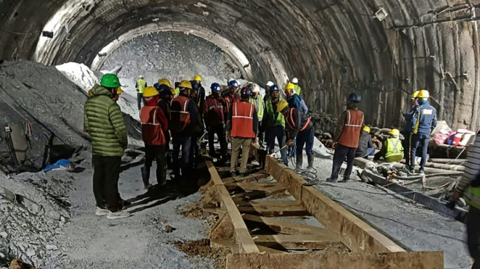 Contin&uacute;a el rescate de 40 trabajadores atrapados en un t&uacute;nel en India
