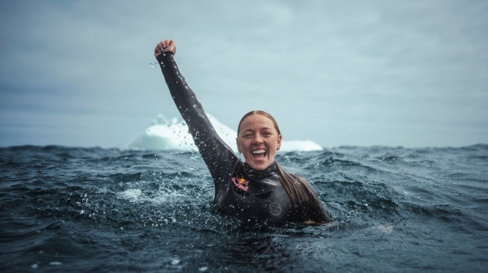 Red Bull Iceberg Dive,Molly Carlson &egrave; la prima donna al mondo a tuffarsi da un iceberg