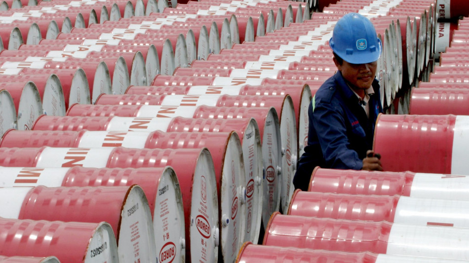 Prezzo petrolio in aumento, Wti a 64,99 dollari