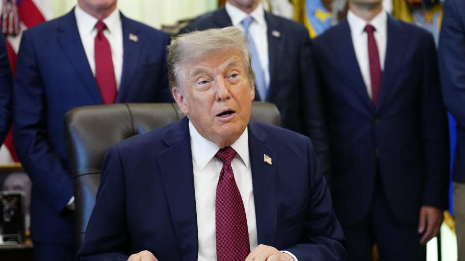 Trump, l'Iran non controlla Hormuz, lo controlliamo noi
