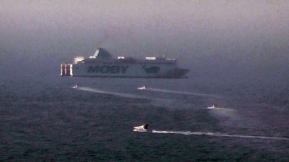 Incendio sul traghetto per Napoli, sarà trainato in porto