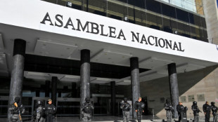 El presidente de Ecuador, amenazado de destituci&oacute;n, disuelve el Congreso