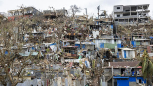 Mayotte: dix jours apr&egrave;s le cyclone, journ&eacute;e de "deuil national" et minute de silence