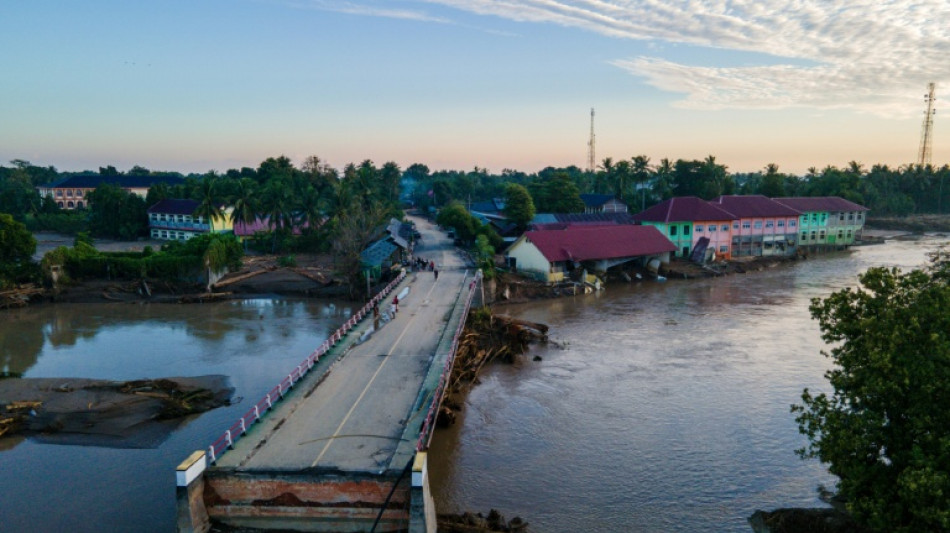 Militares auxilian a víctimas de inundaciones en Asia, que dejan más de mil muertos