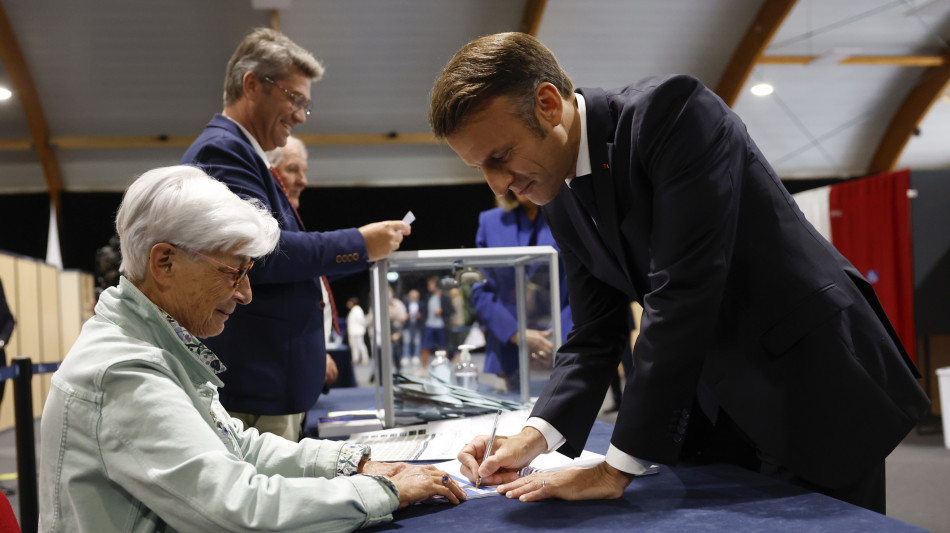 Eliseo, Macron non parler&agrave; questa sera