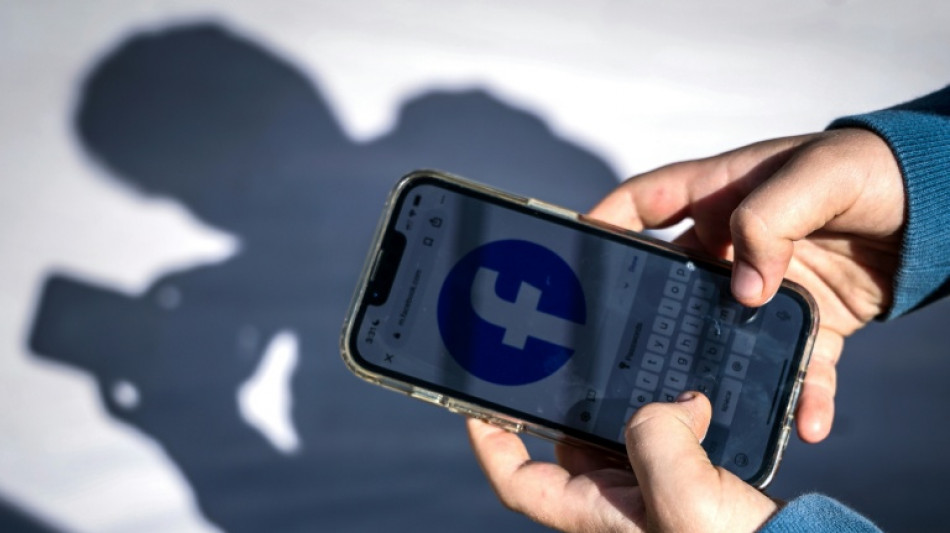 Les r&eacute;seaux sociaux nuisent gravement &agrave; la sant&eacute; des ados, alerte l'Anses