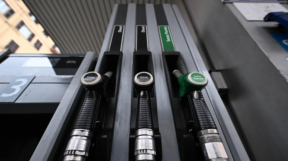 Codacons, alla pompa prezzi ancora non risentono dei tagli, Mef e Mimit chiariscano