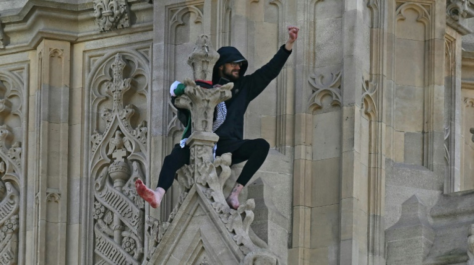 Mann klettert mit Pal&auml;stinenserflagge auf Big Ben in London