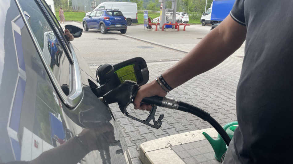 Ancora gi&ugrave; il prezzo della benzina, self 1,837 euro al litro