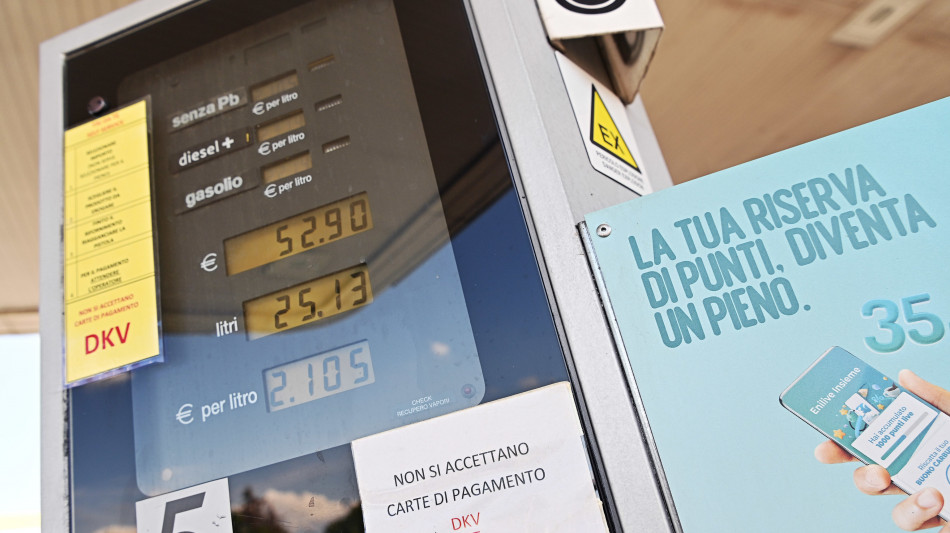 ++ Prezzi carburanti salgono ancora, benzina self a 2,132 euro ++