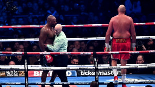 Fury dominates Chisora to retain WBC heavyweight title