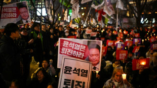 Milhares de pessoas exigem a ren&uacute;ncia do presidente da Coreia do Sul ap&oacute;s tentativa de lei marcial