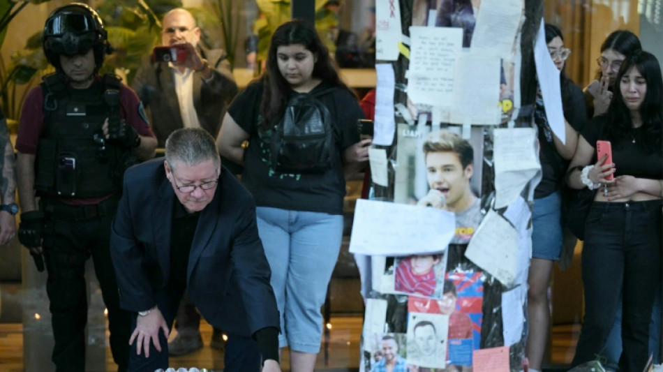 Padre de Liam Payne llega a Argentina y visita altar a su hijo frente al hotel donde muri&oacute;