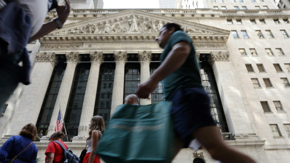 Wall Street conclut en l&eacute;g&egrave;re baisse apr&egrave;s de m&eacute;diocres donn&eacute;es du commerce chinois