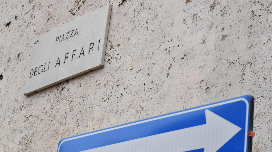 Borsa: Milano chiude in ribasso del 2,21%