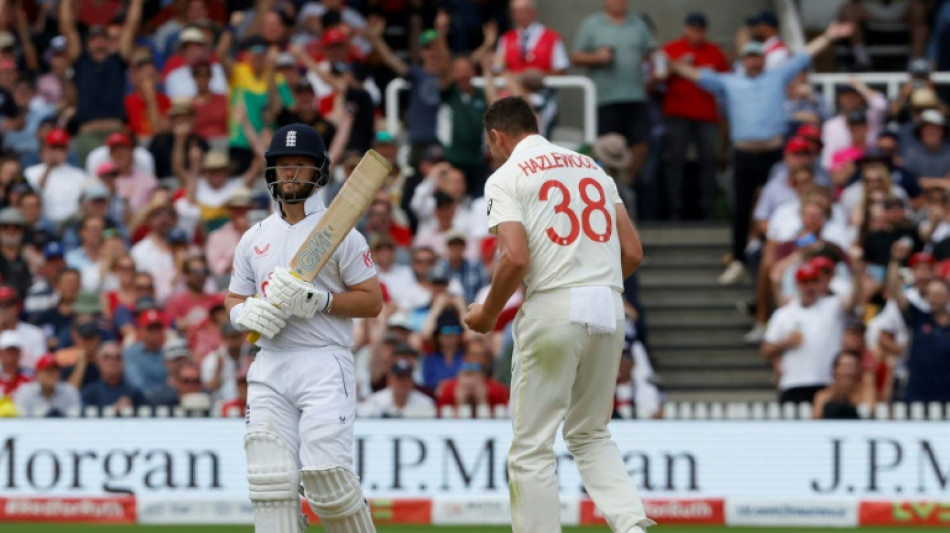 Hook-happy England give away their wickets in 2nd Ashes Test